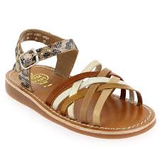 More than a century of experience and tradition has taught us the importance of precisely crafted footwear. Chaussure Enfant Pomme D Api