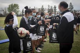 Moya baja a bolados y colo colo tendrá una buena posibilidad de tiro libre ante la u #superclasico189 #cooperativaencasa. Csd Colo Colo Arellanizo Y Arengo Al Plantel Femenino De Cara Al Clasico Ante U De Chile