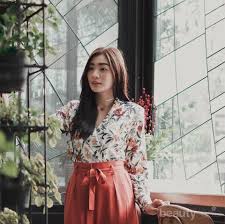 Bahan craf/bahan kerajinan:kain flanel/kain flet polos warna warni. Tampil Lebih Percaya Diri Coba 6 Inspirasi Padu Padan Bawahan Warna Merah Ini