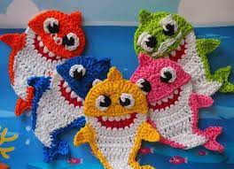 This pattern has 6 separate pieces, not including the felt mouth/teeth, which are totally optional. Baby Shark And His Family Free Crochet Pattern Crochet Shark Crochet Patterns Crochet Applique Patterns Free