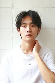 メンズ人気がすごい 岡田准一の髪型 黒髪ショート でモテメンに bangs バングス メンズ ヘアスタイル センターパート パーマ 髪型 黒髪