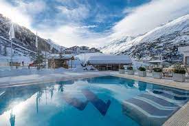 Umringt Von Einer Imposanten Bergkulisse Direkt An Der Skipiste Liegt Das Alpen Wellness Resort Hochfirst Bereits Im J Wellness Resort Obergurgl Resort
