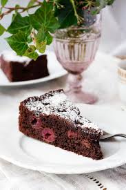 In diesem rezept zeige ich dir außerdem, wie du eine. Schoko Kirsch Kuchen Mit Schokostuckchen Saftig Und Schnell