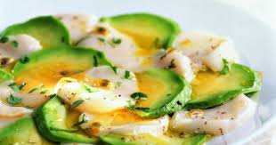 Carpaccio D Avocat Et Saint Jacques Au Fruit De La Passion Recettes De Cuisine Recette Carpaccio Entree Gastronomique