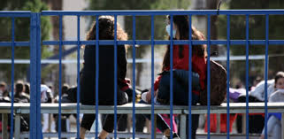 Ειδικότερα, για τη φετινή σχολική χρονιά, τα σχολεία θα παραμείνουν κλειστά από την δευτέρα 2 απριλίου και οι μαθητές θα επιστρέψουν στα θρανία την δευτέρα 16 απριλίου. Makrh Meiwsh Mis8oy Gia Arnhtes Ekpaideytikoys Twn Self Test Pote Kleinoyn Ta Sxoleia E8nos