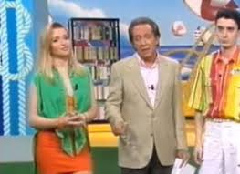 La ruota della fortuna è stato un celebre quiz televisivo italiano a premi, versione italiana del format statunitense wheel of fortune, tuttora in il programma è rimasto in questa sua storica collocazione, preceduto da un altro quiz di successo, ok, il prezzo è giusto! Paola Barale E Mike Bongiorno Dietro Le Quinte Ruota Della Fortuna Mi Fece Il C Non Facemmo Mai Pace Libero Quotidiano