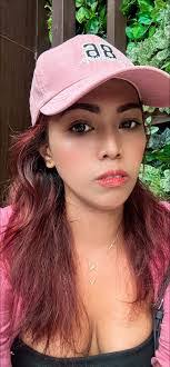 Nikki Rowe's Instagram, Twitter & Facebook