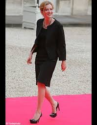 An afp photographer at the scene said the man seized the leaflets and tried to throw them back in the politician's face. Mode Femme Politique Look Decryptage Nathalie Kosciusko Morizet Mode In Power Le Look Des Dirigeantes Elle