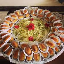 صحن حلويات عربية معروفة باسم الكرابيج تباع في متجر في لبنان حلويات كرابيج لبنان lebanon arabic arabicsweets sweets food desserts instagram posts