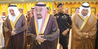 خادم الحرمين يؤدي صلاة الميت على الأمير بندر بن عبدالعزيز