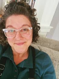 Karen Moen's Instagram, Twitter & Facebook