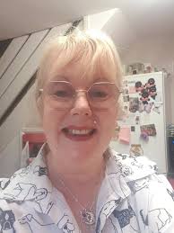 Hi everyone..I'm from Wales UK...extremely dull, loving this group 🥰❤