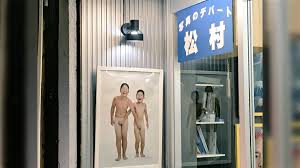 とある写真館の店頭に飾ってある写真が謎に包まれているがとても微笑ましく良いと話題に「ともだちんこ」 - Togetter