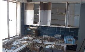 Kimseler uyanmadan kalkip pijamasiyla koltuğa oturur, minicik parmaklariyla uzaktan kumandanin dugmelerine basip sevdigi cizgi filmi izlemeye koyulur. Kibris In Kapali Maras I