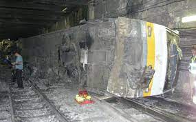 Las víctimas del accidente de metro de valencia cuelgan las camisetas negras en su despedida. La Jueza Del Accidente De Metro De Valencia Confirma El Archivo Del Caso El Correo