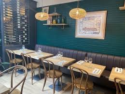 Déjeuner en terrasse jour de soleil dans une rue assez calme. Toulouse Le Restaurant Cecile Ouvre Ses Portes Accole Au Marche Des Carmes Actu Toulouse