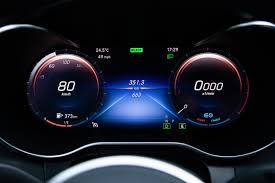 It also claims to be able to predict what menu a user wants next, reducing the need to trawl through different screens to change settings. Dashboard Mercedes Benz C 200 Eq Boost Latam W205 2018 Pr