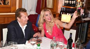 Cechhi gori è uscito dalla terapia intensiva dopo l'intervento d'urgenza. Vittorio Cecchi Gori E Valeria Marini Una Torta Da Oscar Foto Di Rino Barillari