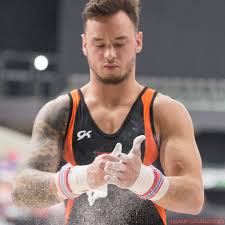 Op de eerste, in trouw, zag ik drie nederlandse turners. Bart Deurloo Olympic Gymnast