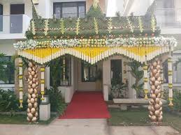 Traditional Chapra With Minimal Floral Hangings Chapra Housedecoration Weddings Hinduwedding Southindian Love In 2020 Hindu Wedding Floral Minimalism