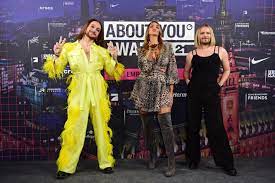 Prices are awarded in several categories. About You Awards 2021 Das War Die Grosste Award Show Der Social Media Branche Live Auf Prosieben Mit Prominenten Gasten Und Emotionalen Momenten About You