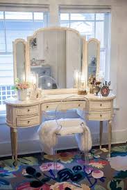 Pin By Zeynep Ertas On Ap Pequeno Shabby Chic Vanity Shabby Chic Dresser Interior