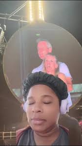 Coldplay Kiss Cam Leslie