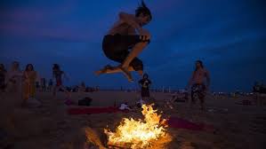 Los supersticiosos creen que la noche de san juan, es una noche mágica, perfecta para los conjuros y la brujería. J1bi Osu Zr1om