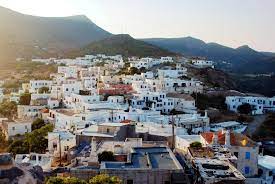 Βρίσκεται στην είσοδο του ενετικού κάστρου, λίγα μέτρα από την πλατεία και. Ky8hra Bikipaideia