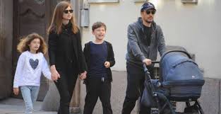 Aspettando tutti insieme scrive stefano accorsi mostrando la foto del pancione di bianca vitali con le manine dei suoi bambini. Stefano Accorsi E Bianca Vitali Prima Uscita Della Famiglia Allargata Con Tutti I Figli Dell Attore Foto Ultime Notizie Flash