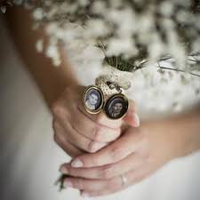 Preciosos camafeos, personalizados con foto o texto, ideal para recordar a algún ser querido el día de tu boda. Camafeos Relicarios Guardapelo Para Ramo De Novia Arorua Historiasbordadas Wedding Bride Wood Watch