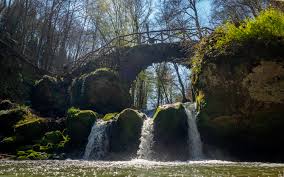 Das wasser schießt in drei strömen über. Luxemburger Wanderauftakt Follow The Shadow