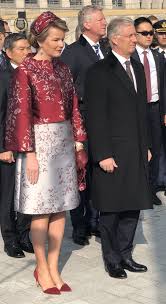 2 politiemotoren en verschillende voertuigen van de belgische staatsveiligheid begeleiden de bmw 7 waar de koning van belgië inzit dit onder politiebegeleidi. Koning Filip En Koningin Mathilde Queen Dress Mother Of The Bride Dresses Royal Fashion