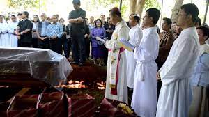 Pastor don lacuesta dalam ibadah pemakaman mempertanyakan apakah maison hullibarger, 18 tahun, akan masuk surga, membuat takut orang tua dan keluarganya. Khotbah Mgr Yohanes Harun Yuwono Di Pemakaman Katolik Dsm Negeri Sakti Pesawaran Youtube