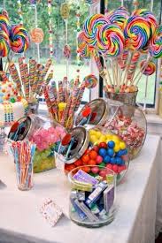Este original centro de mesa es facilísimo de hacer y quedará espectacular en cualquier fiesta con niños, y lo que más les gusta es que ¡es comestible! Mesas De Chuches Para Bautizos Elegante Y Modernos