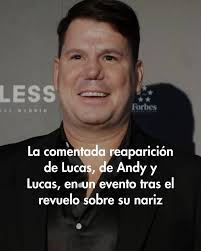 Una vez ves a Patricio sentado de espaldas, no puedes dejar de verlo