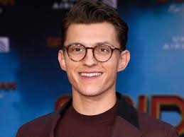 He is well known as the brother of tom holland and a member of the holland family. Tom Holland Frisch Verliebt Der Spider Man Star Wurde Mit Einer Hubschen Blondine Gesichtet Bunte De