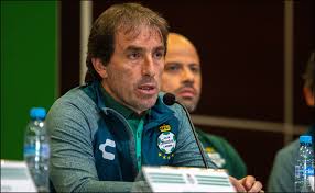 Guillermo almada descartó que esta una crisis en el santos, a pesar de que los guerreros se ubiquen en la posición 16 del guardianes 2020. No Pesara La Jerarquia Del America Guillermo Almada