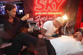 Felipe scolari declara la guerra a la prensa brasileña. Laura Neiva Ve O Namorado Fazendo Tatuagem No Rock In Rio Fotos R7 Famosos E Tv