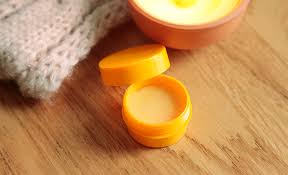 La gamme de baumes pour les lèvres vaseline® lip therapy est cliniquement éprouvée pour aider à réparer les lèvres sèches et prévenir le dessèchement des lèvres en préservant l'hydratation. Diy 5 Facons De Faire Son Baume A Levre Maison