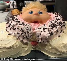 Amy Schumer Shares Photos Of Her Very Graphic Baby Shower Cake Daily Mail Online
