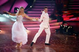 Valentina pahde ist hart im nehmen und dachte trotz gebrochener rippe nicht ans aufgeben. Let S Dance Am 9 4 2021 Fakten Wer Ausgeschieden Ist Tanze Punkte Songs