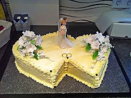 Hochzeitstorte Biskuit Buttercreme Torte Von Lebourg Chefkoch Rezept Buttercreme Torte Hochzeitstorte Fullung Tortendeko