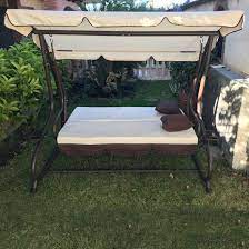 Questi dondoli sono solitamente a quattro posti e si possono trasformare in un comodo letto, aumentando la. Dondolo Da Giardino 3 Posti Con Tetto Parasole Divano Letto Altalena Inclinabile Ebay