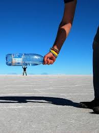 30 Brilliantly Forced Perspective Photo Ideas Bemethis Perspective Photos Perspective Photography Perspective Pictures