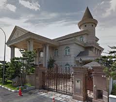 His father, billionaire yeoh tiong lay, founded ytl as a construction firm in 1955, but francis took over daily operations two decades ago, transforming it into a $3.4 billion (market cap. 10 Super Weird Houses You Didn T Expect To Find In Malaysia