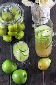 Sour Apple And Pear Sparkling Sangria Sparkling Sangria Champagne Punch Recipes Apple Vodka