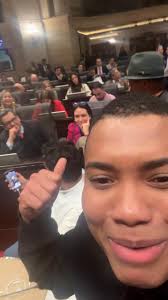 Siempre dicen que uno no se puede rebajar, pero a veces es necesario  pegarle un chancletazo a las cucarachas 🪳 , Alfredo Mondragón es de lo  peorsito que tiene el congreso.