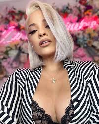 Detente solo cuando te sientas orgullosa de ti misma…💋 . Makeup by  @gvmakeupstudio