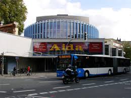 Die reichen werden reicher, die armen ärmer. Munster Reisefuehrer Stadttheater Schwarzaufweiss